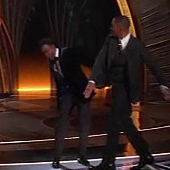 Moment de sidération aux Oscars 2022: Will Smith frappe Chris Rock sur scène. Après une blague de Chris Rock sur Jada Pinkett Smith, la femme de Will Smith, ce dernier est monté sur la scène des Oscars pour gifler l'humoriste devant l'assemblée médusée.