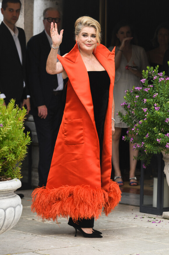 Catherine Deneuve arrive à la projection du film "La Vérité" lors de la cérémonie d'ouverture du 76ème festival du film de Venise, la Mostra, à Venise, Italie, le 28 août 2019.
