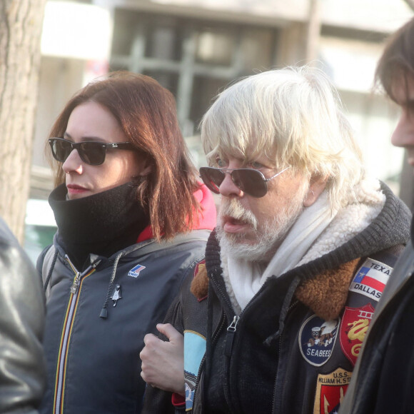 Lolita Séchan et son père le chanteur Renaud - Obsèques de Thierry Séchan frère du chanteur Renaud) au cimetière du Montparnasse à Paris le 16 janvier 2019. Après une cérémonie au temple protestant Port Royal, la famille de T. Séchan s'est retrouvée dans un immeuble avant de se rendre au cimetière du Montparnasse.