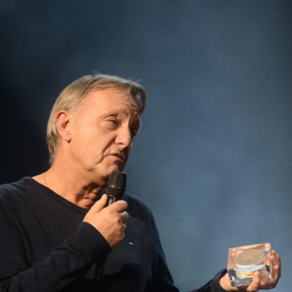 David Séchan remet le Prix Spécial de la Sacem à son frère le chanteur Renaud (Renaud Séchan) - Grand Prix Sacem 2018 à la salle Pleyel à Paris présenté par V. Dedienne, le 10 décembre 2018. © Veeren/Bestimage 