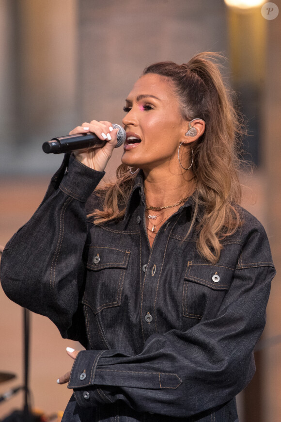 Exclusif - Vitaa - Enregistrement de l'émission "La chanson de l'année" dans les jardins du Palais Royal à Paris, qui sera diffusée le 12 juin sur TF1. Le 11 juin 2020 © Cyril Moreau / Bestimage 