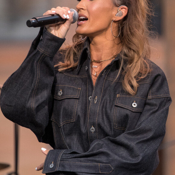 Exclusif - Vitaa - Enregistrement de l'émission "La chanson de l'année" dans les jardins du Palais Royal à Paris, qui sera diffusée le 12 juin sur TF1. Le 11 juin 2020 © Cyril Moreau / Bestimage 