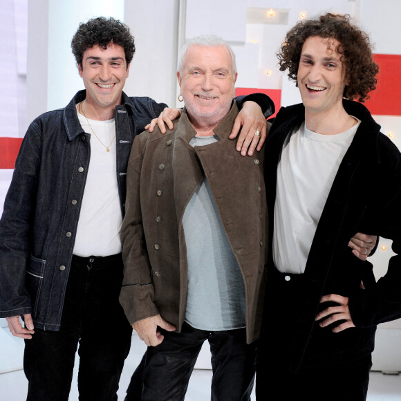 Exclusif - Bernard Lavilliers entouré par Raphael et Theo Herrerias du groupe Terrenoire - Enregistrement de l'émission Vivement dimanche prochain au studio Gabriel, présentée par Michel Drucker et diffusée sur France 2 le 3 avril 2022. © Guillaume Gaffiot / Bestimage