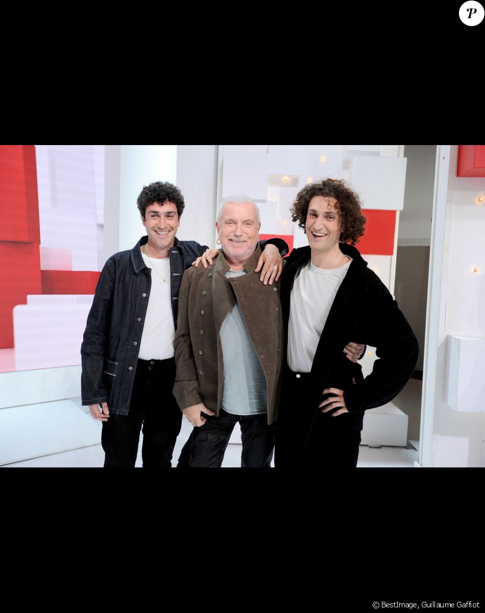 Exclusif - Bernard Lavilliers entouré par Raphael et Theo Herrerias du groupe Terrenoire - Enregistrement de l'émission Vivement dimanche prochain au studio Gabriel, présentée par Michel Drucker et diffusée sur France 2 le 3 avril 2022. © Guillaume Gaffiot / Bestimage