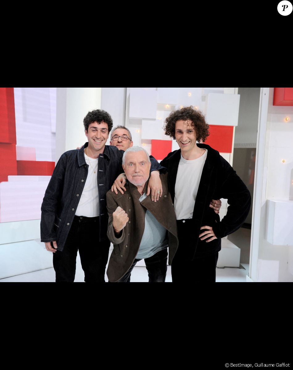 Exclusif - Bernard Lavilliers entouré par Christophe Dechavanne, Raphael et Theo Herrerias du groupe Terrenoire - Enregistrement de l'émission Vivement dimanche prochain au studio Gabriel, présentée par Michel Drucker et diffusée sur France 2 le 3 avril 2022. © Guillaume Gaffiot / Bestimage