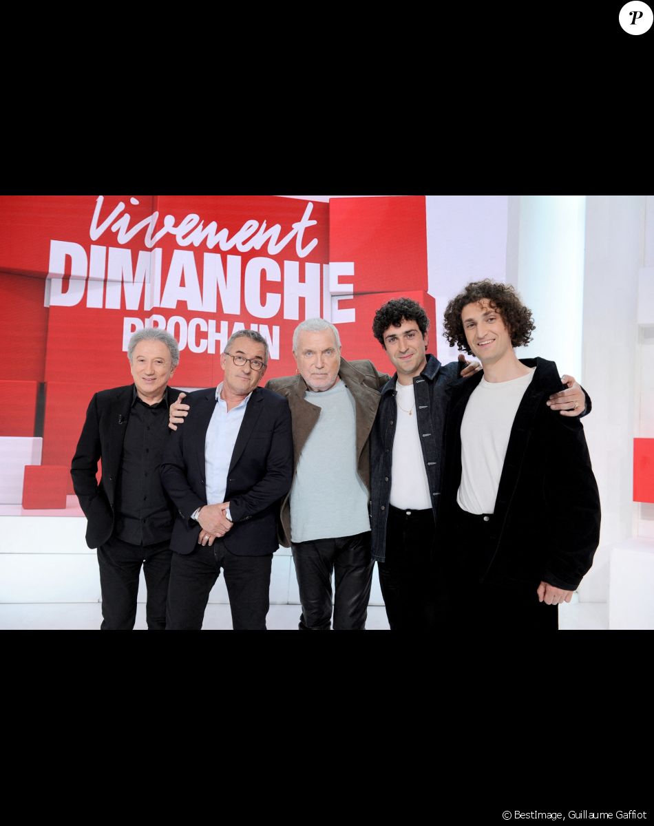 Exclusif - Bernard Lavilliers entouré par Michel Drucker Christophe Dechavanne, Raphael et Theo Herrerias du groupe Terrenoire - Enregistrement de l'émission Vivement dimanche prochain au studio Gabriel, présentée par Michel Drucker et diffusée sur France 2 le 3 avril 2022. © Guillaume Gaffiot / Bestimage