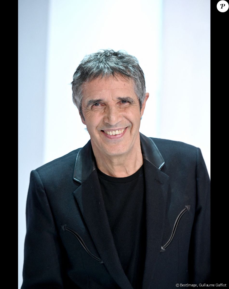 Exclusif - Julien Clerc - Enregistrement de l'émission Vivement dimanche spéciale hommage à Gilbert Bécaud au studio Gabriel, présentée par Michel Drucker et diffusée sur France 2 le 3 avril 2022. © Guillaume Gaffiot / Bestimage