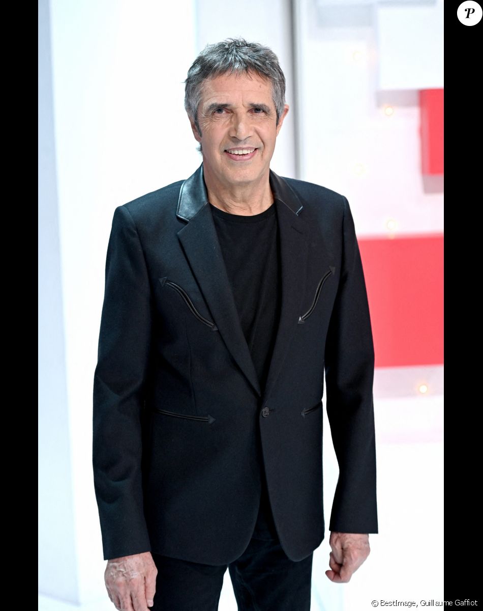 Exclusif - Julien Clerc - Enregistrement de l'émission Vivement dimanche spéciale hommage à Gilbert Bécaud au studio Gabriel, présentée par Michel Drucker et diffusée sur France 2 le 3 avril 2022. © Guillaume Gaffiot / Bestimage