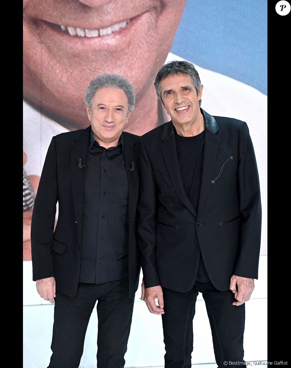 Exclusif - Michel Drucker et Julien Clerc - Enregistrement de l'émission Vivement dimanche spéciale hommage à Gilbert Bécaud au studio Gabriel, présentée par Michel Drucker et diffusée sur France 2 le 3 avril 2022. © Guillaume Gaffiot / Bestimage
