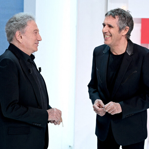 Exclusif - Michel Drucker et Julien Clerc - Enregistrement de l'émission Vivement dimanche spéciale hommage à Gilbert Bécaud au studio Gabriel, présentée par Michel Drucker et diffusée sur France 2 le 3 avril 2022. © Guillaume Gaffiot / Bestimage