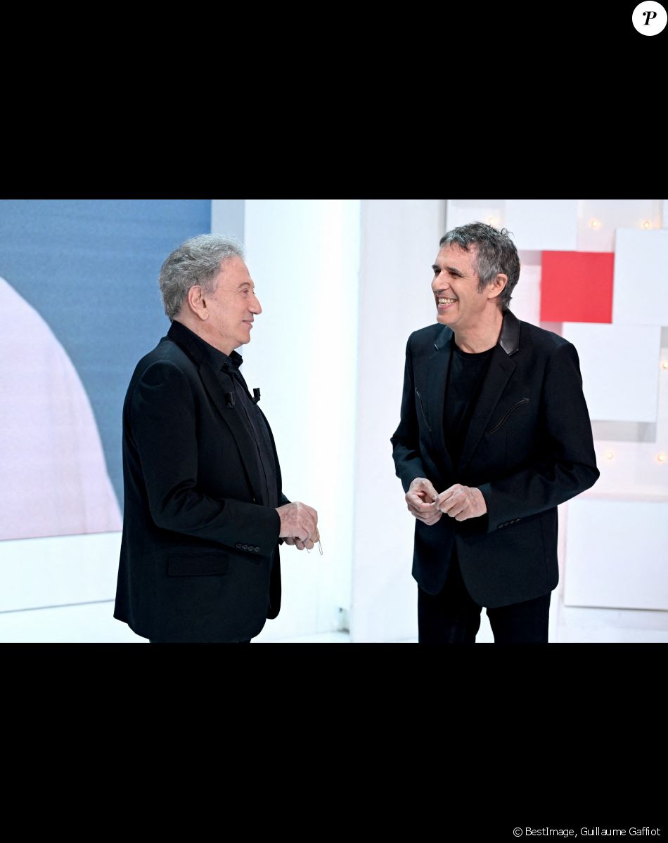 Exclusif - Michel Drucker et Julien Clerc - Enregistrement de l'émission Vivement dimanche spéciale hommage à Gilbert Bécaud au studio Gabriel, présentée par Michel Drucker et diffusée sur France 2 le 3 avril 2022. © Guillaume Gaffiot / Bestimage