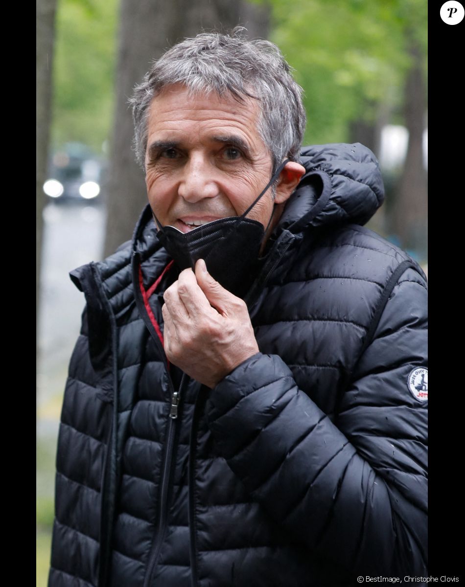 Julien Clerc à la sortie de l'enregistrement de l'émission "Vivement Dimanche" en hommage à G.Bécaud qui sera diffusée le 03 avril 2022 au studio Gabriel à Paris, France, le 29 mars 2022. © Christophe Clovis/Bestimage