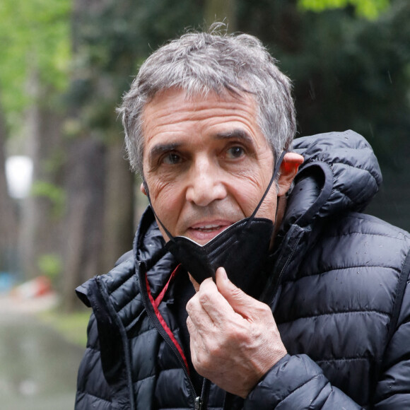 Julien Clerc à la sortie de l'enregistrement de l'émission "Vivement Dimanche" en hommage à G.Bécaud qui sera diffusée le 03 avril 2022 au studio Gabriel à Paris, France, le 29 mars 2022. © Christophe Clovis/Bestimage