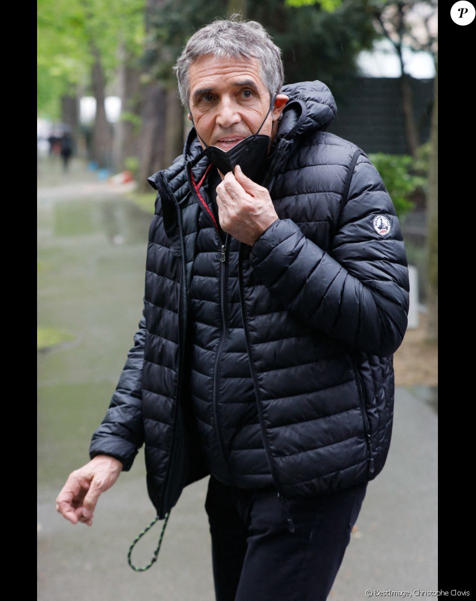 Julien Clerc à la sortie de l'enregistrement de l'émission "Vivement Dimanche" en hommage à G.Bécaud qui sera diffusée le 03 avril 2022 au studio Gabriel à Paris, France, le 29 mars 2022. © Christophe Clovis/Bestimage