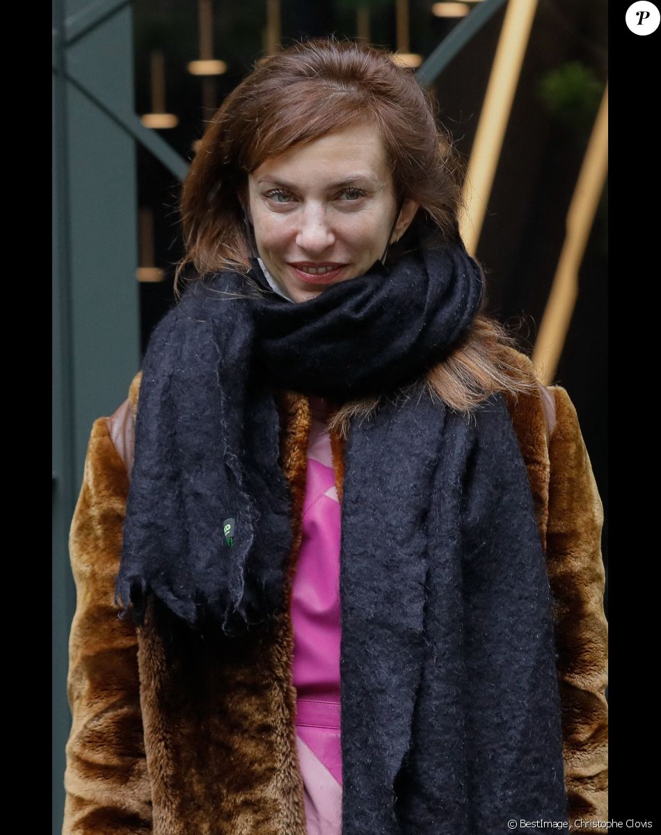 Emilie Caen - Arrivées à l'enregistrement de l'émission "Vivement Dimanche Prochain" qui sera diffusée le 03 avril 2022 au studio Gabriel à Paris, France, le 29 mars 2022. © Christophe Clovis/Bestimage