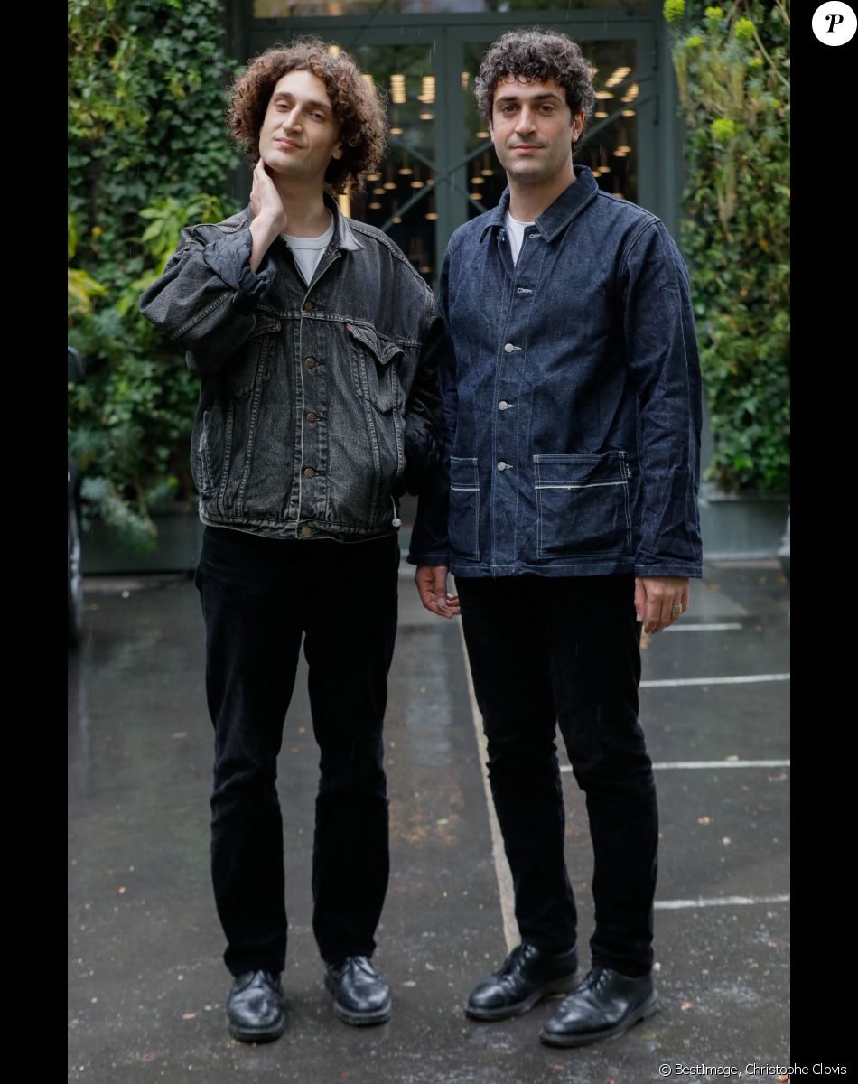 Le groupe Terrenoire (composé des deux frères Raphaël et Théo Herrerias) - Arrivées à l'enregistrement de l'émission "Vivement Dimanche Prochain" qui sera diffusée le 03 avril 2022 au studio Gabriel à Paris, France, le 29 mars 2022. © Christophe Clovis/Bestimage