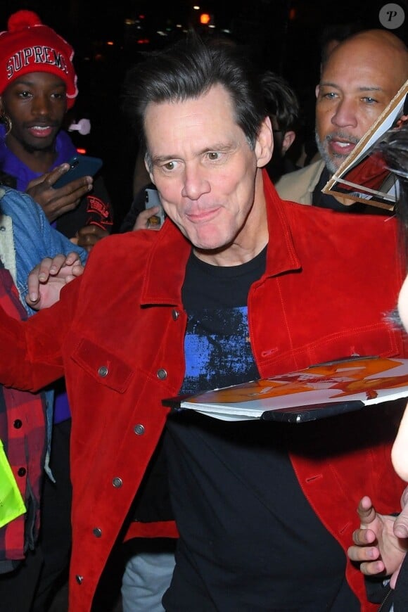 Jim Carrey est assailli par ses fans à la sortie de l'hôtel The Mercer à New York, le 4 février 2020. Il fait actuellement la promotion du film "Sonic the Hedgehog". 