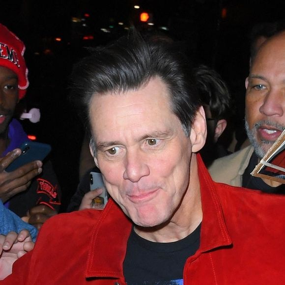 Jim Carrey est assailli par ses fans à la sortie de l'hôtel The Mercer à New York, le 4 février 2020. Il fait actuellement la promotion du film "Sonic the Hedgehog". 