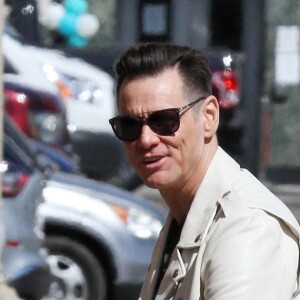 Jim Carrey arrive sur le plateau de l'émission "Jimmy Kimmel Live!" à Los Angeles, le 6 septembre 2018.  Jim Carrey is seen arriving for his appearance on 'Jimmy Kimmel Live!' in Hollywood. Jim looked stylish in a white leather jacket and black pants as he was there to promote his new show 'Kidding'. September 6th, 2018. 