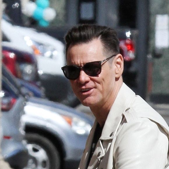 Jim Carrey arrive sur le plateau de l'émission "Jimmy Kimmel Live!" à Los Angeles, le 6 septembre 2018.  Jim Carrey is seen arriving for his appearance on 'Jimmy Kimmel Live!' in Hollywood. Jim looked stylish in a white leather jacket and black pants as he was there to promote his new show 'Kidding'. September 6th, 2018. 