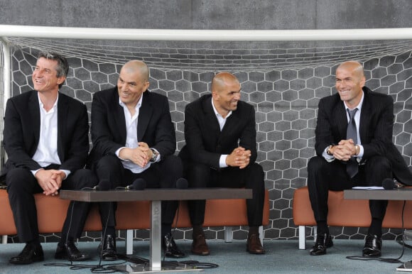 Zinedine Zidane avec ses frères Farid et Nourredine ainsi que Robert Sichi lors de l'inauguration du complexe sportif "Z5 Aix" à Aix-en-Provence.