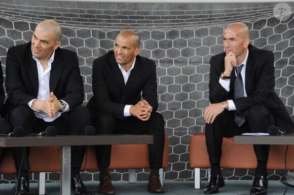 Zinedine Zidane avec ses frères Farid et Nourredine ainsi que Robert Sichi lors de l'inauguration du complexe sportif "Z5 Aix" à Aix-en-Provence.