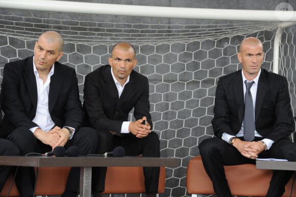 Zinedine Zidane avec ses frères Farid et Nourredine ainsi que Robert Sichi lors de l'inauguration du complexe sportif "Z5 Aix" à Aix-en-Provence.