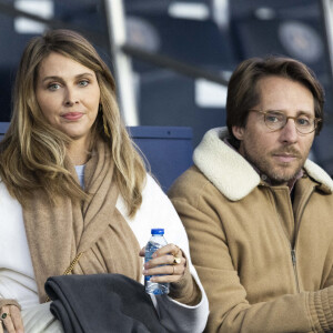 Ophélie Meunier et son mari Mathieu Vergne assistent dans les tribunes sous haute protection policière au match du PSG face à Lorient au Parc des Princes à Paris. L'animatrice de M6 Ophélie Meunier a été placés sous protection policière après avoir reçu des menaces à la suite d'un reportage de l'émission "Zone Interdite" sur l'islamisme. © Agence/Bestimage