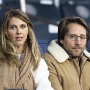 Ophélie Meunier et son mari Mathieu Vergne assistent dans les tribunes sous haute protection policière au match du PSG face à Lorient (5-1) au Parc des Princes à Paris le 3 avril 2022. L'animatrice de M6 Ophélie Meunier a été placés sous protection policière après avoir reçu des menaces à la suite d'un reportage de l'émission "Zone Interdite" sur l'islamisme. © Agence/Bestimage