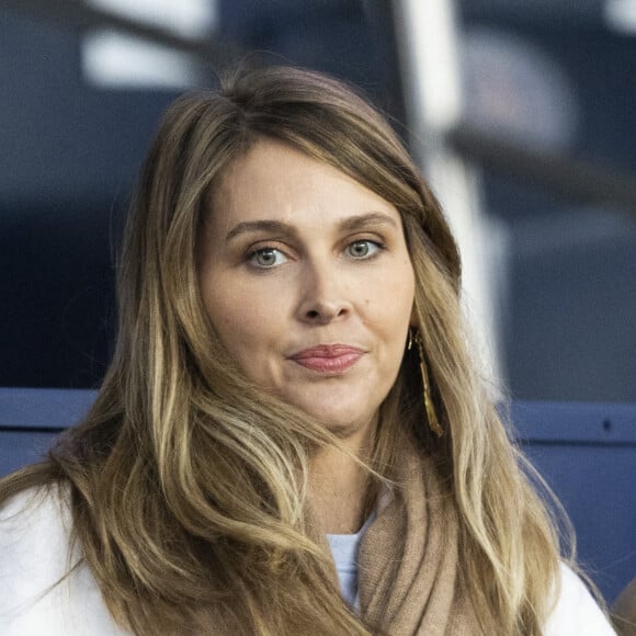 Ophélie Meunier assiste dans les tribunes sous haute protection policière au match du PSG face à Lorient (5-1) au Parc des Princes à Paris le 3 avril 2022. L'animatrice de M6 Ophélie Meunier a été placés sous protection policière après avoir reçu des menaces à la suite d'un reportage de l'émission "Zone Interdite" sur l'islamisme. © Agence/Bestimage