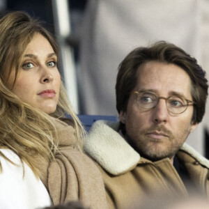 Ophélie Meunier et son mari Mathieu Vergne assistent dans les tribunes sous haute protection policière au match du PSG face à Lorient (5-1) au Parc des Princes à Paris le 3 avril 2022. L'animatrice de M6 Ophélie Meunier a été placés sous protection policière après avoir reçu des menaces à la suite d'un reportage de l'émission "Zone Interdite" sur l'islamisme. © Agence/Bestimage