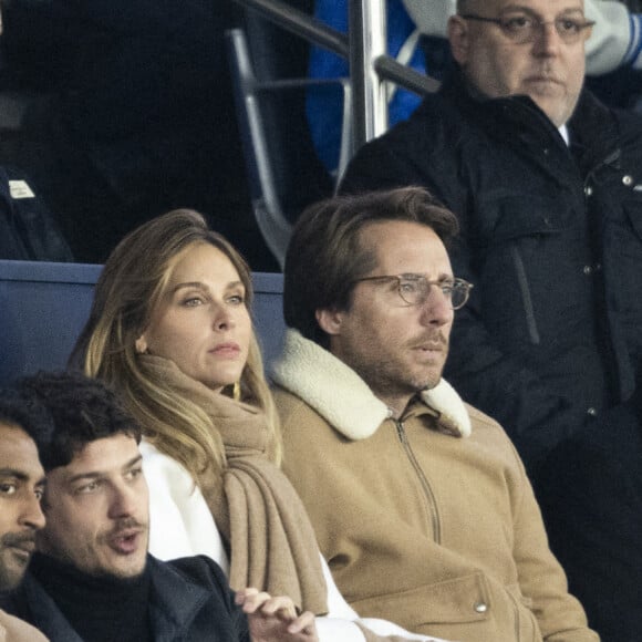 Ophélie Meunier et son mari Mathieu Vergne assistent dans les tribunes sous haute protection policière au match du PSG face à Lorient (5-1) au Parc des Princes à Paris le 3 avril 2022. L'animatrice de M6 Ophélie Meunier a été placés sous protection policière après avoir reçu des menaces à la suite d'un reportage de l'émission "Zone Interdite" sur l'islamisme. © Agence/Bestimage