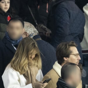 Ophélie Meunier et son mari Mathieu Vergne assistent dans les tribunes sous haute protection policière au match du PSG face à Lorient (5-1) au Parc des Princes à Paris le 3 avril 2022. L'animatrice de M6 Ophélie Meunier a été placés sous protection policière après avoir reçu des menaces à la suite d'un reportage de l'émission "Zone Interdite" sur l'islamisme. © Agence/Bestimage