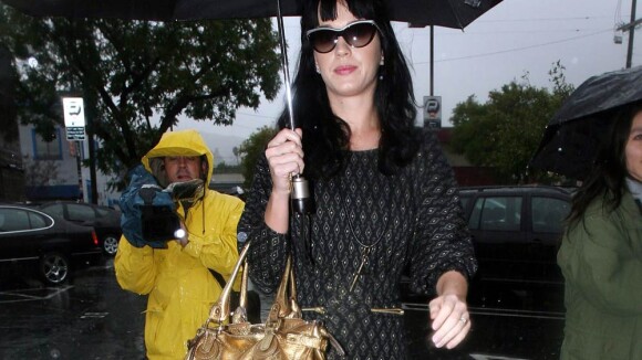 Katy Perry, son chéri Russell Brand, et Courteney Cox... nagent en plein remake de "Singin' in the rain" !