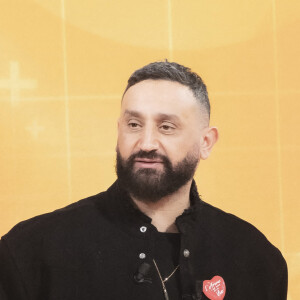 Exclusif - Cyril Hanouna sur le plateau de l'émission Touche pas à mon poste (TPMP) diffusée en direct sur C8 le 18 janvier 2022 © Jack Tribeca / Bestimage 