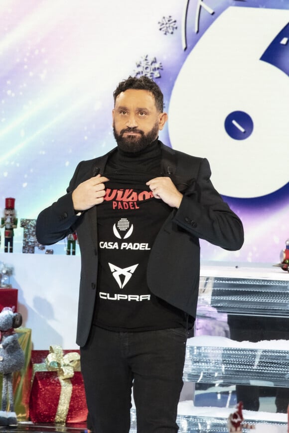 Exclusif - Cyril Hanouna sur le plateau de l'émission TPMP (Touche pas à mon poste ) diffusée en direct sur C8 le 29 novembre 2021. © Jack Tribeca / Bestimage 