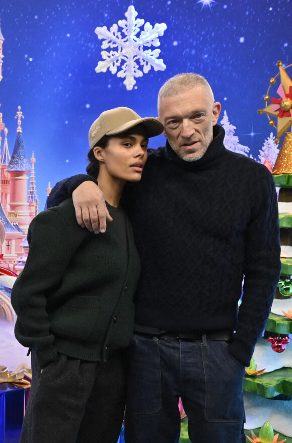 Vincent Cassel et sa femme Tina Kunakey - Les célébrités fêtent Noël à Disneyland Paris en novembre 2021.© Disney via Bestimage