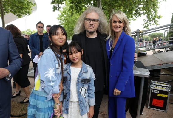 Laeticia Hallyday avec ses filles Joy et Jade et Yvan Cassar - Laeticia Hallyday sort de sa loge pour se rendre sur la scène puis pose avec des bikers et ses amis lors de l'inauguration de l'esplanade Johnny Hallyday à Toulouse, le 15 juin 2019. © Dominique Jacovides/Bestimage 