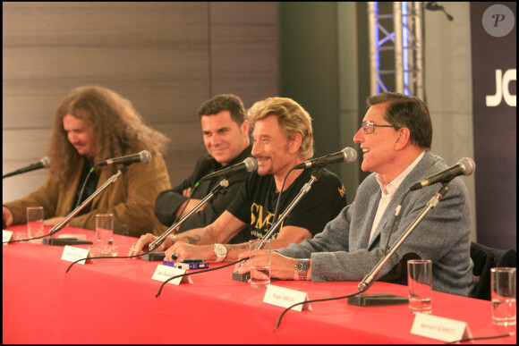 Yvan Cassar, Thierry Chassagne (PDG Warner France), Johnny Hallyday et Jean-Claude Camus - Johnny Hallyday donne une conférence de presse pour sa tournée en 2006 dans le Salon d'Honneur du POPB de Paris. 