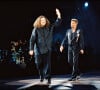 Yvan Cassar et Johnny Hallyday sur scène lors du concert de Johnny Hallyday au Stade de France à Paris en 1998