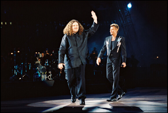 Yvan Cassar et Johnny Hallyday sur scène lors du concert de Johnny Hallyday au Stade de France à Paris en 1998