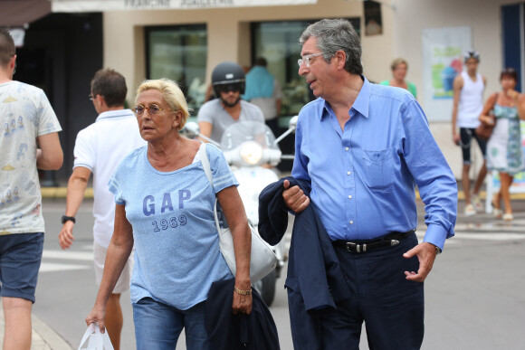 Patrick Balkany et sa femme Isabelle Balkany se promènent dans les rues de Saint-Tropez, le 24 août 2015.