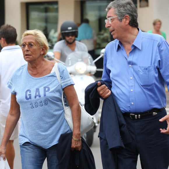 Patrick Balkany et sa femme Isabelle Balkany se promènent dans les rues de Saint-Tropez, le 24 août 2015.