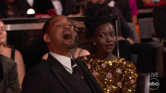 Will Smith frappe Chris Rock sur la scène des Oscars, le 27 mars 2022.