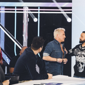 Exclusif - Benjamin Castaldi, Cyril Hanouna sur le plateau de l'émission TPMP (Touche pas à mon poste) diffusée en direct sur la chaine C8 le 15 février 2022. © Jack Tribeca / Bestimage 