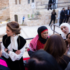 La reine Rania de Jordanie lors d'une rencontre avec des femmes du gouvernorat al-Karak, qui rompent le jeûne lors d'un banquet d'iftar pour marquer le mois de Ramadan à Karak. Le 5 avril 2022 