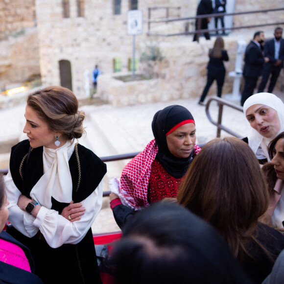 La reine Rania de Jordanie lors d'une rencontre avec des femmes du gouvernorat al-Karak, qui rompent le jeûne lors d'un banquet d'iftar pour marquer le mois de Ramadan à Karak. Le 5 avril 2022 