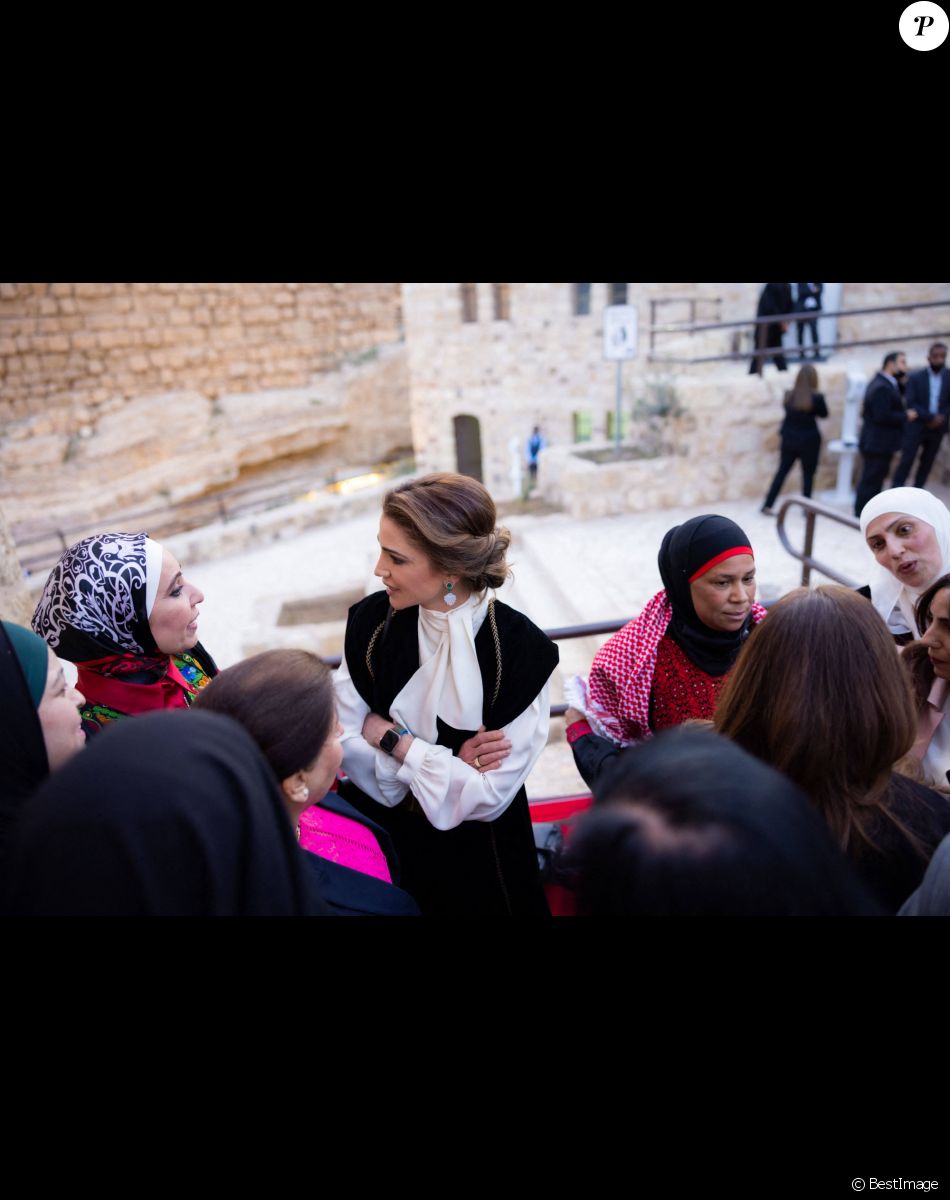 La reine Rania de Jordanie lors d'une rencontre avec des femmes du gouvernorat al-Karak, qui rompent le jeûne lors d'un banquet d'iftar pour marquer le mois de Ramadan à Karak. Le 5 avril 2022