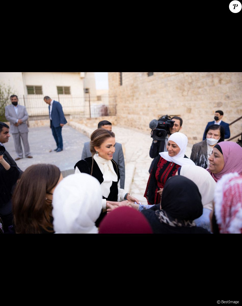 La reine Rania de Jordanie lors d'une rencontre avec des femmes du gouvernorat al-Karak, qui rompent le jeûne lors d'un banquet d'iftar pour marquer le mois de Ramadan à Karak. Le 5 avril 2022