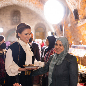 La reine Rania de Jordanie lors d'une rencontre avec des femmes du gouvernorat al-Karak, qui rompent le jeûne lors d'un banquet d'iftar pour marquer le mois de Ramadan à Karak. Le 5 avril 2022 